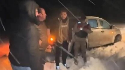 Dağ yolunda mahsur kalan kişiler kurtarıldı