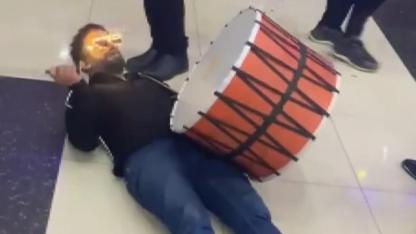 Davulcu ilginç performansıyla ilgi odağı oldu