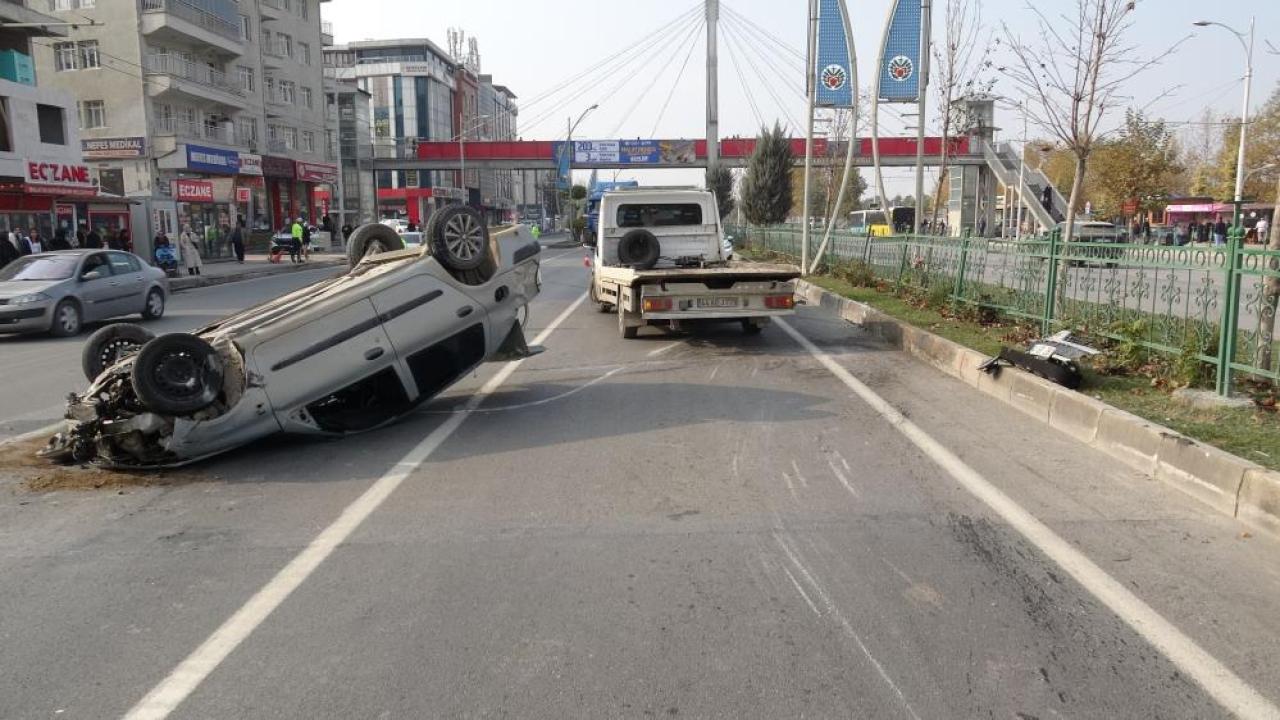 Devrilen araçlardaki 3 kişi yaralandı