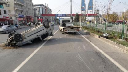 Devrilen araçlardaki 3 kişi yaralandı