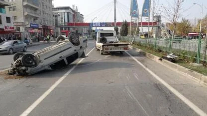 Devrilen araçlardaki 3 kişi yaralandı