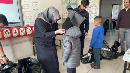 Digor’da çocuklara kışlık kıyafet desteği