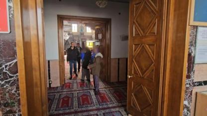 Dilenciler zabıtadan kaçarak camide saklandı