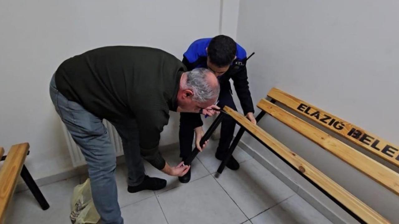 Dilencinin parası bankın demir ayaklığının içinden çıktı