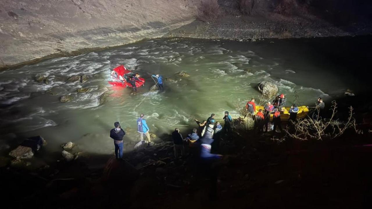 Direksiyon hakimiyetini kaybeden kadın sürücü Zap Suyu'na düştü
