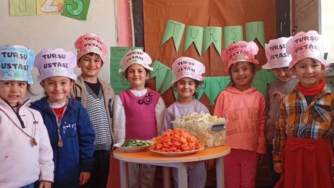 Diyadin’de minik ellerle turşu şenliği