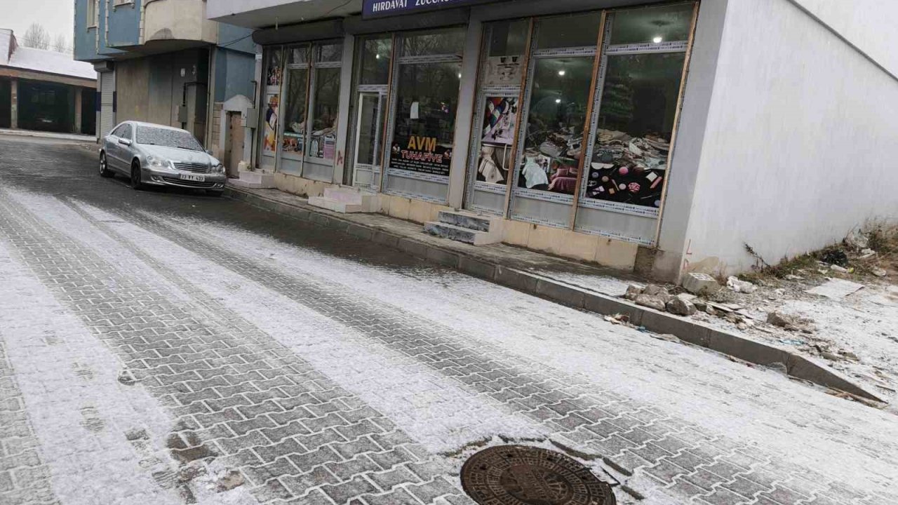 Diyadin’e mevsimin ilk karı düştü