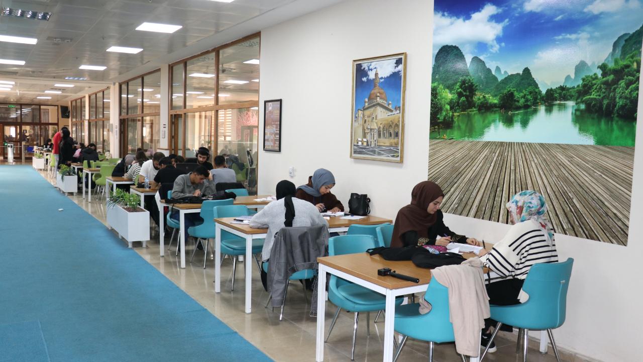 Donanımlı kütüphane öğrencileri ağırlıyor