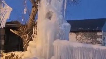 Ardahan'da su patlağını buz kütlesine dönüştürdü