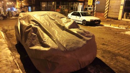 Dondurucu soğuklara karşı araçlar battaniye ve brandayla korunuyor