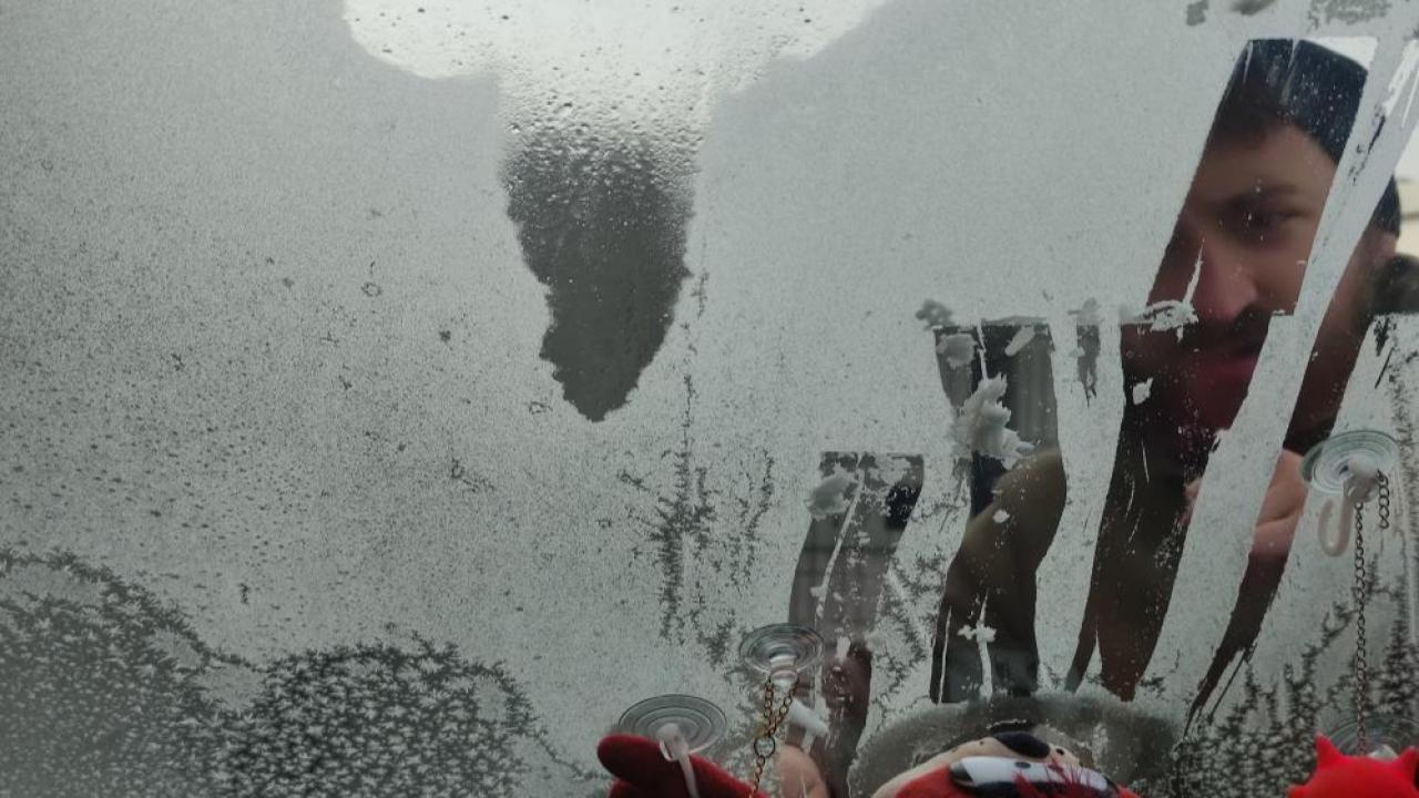 Eksi 17 dereceyi gören kentte araç camları buz tuttu