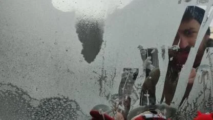 Eksi 17 dereceyi gören kentte araç camları buz tuttu