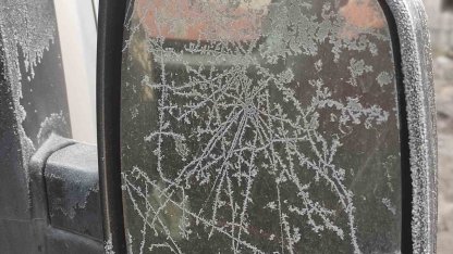 Eksi 17 dereceyi gören kentte araç camları buz tuttu