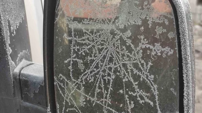 Eksi 17 dereceyi gören kentte araç camları buz tuttu