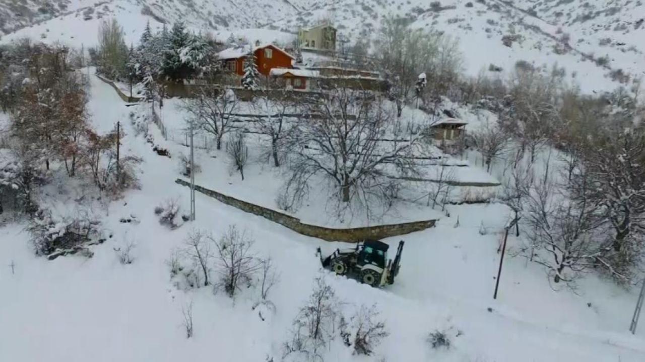 Erzincan'da 12 köy yolun ulaşım sağlanamıyor