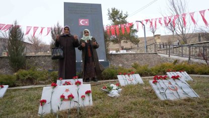 Erzurum’da 59 yıl önce yangında şehit olan 65 asker dualarla anıldı