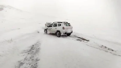 Erzurum’da kar ve tipi ulaşımı durma noktasına getirdi