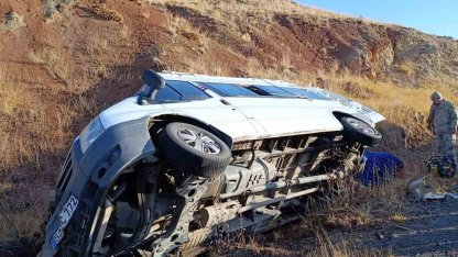 Erzurum’da öğretmenleri taşıyan servis minibüsü devrildi: 7 yaralı