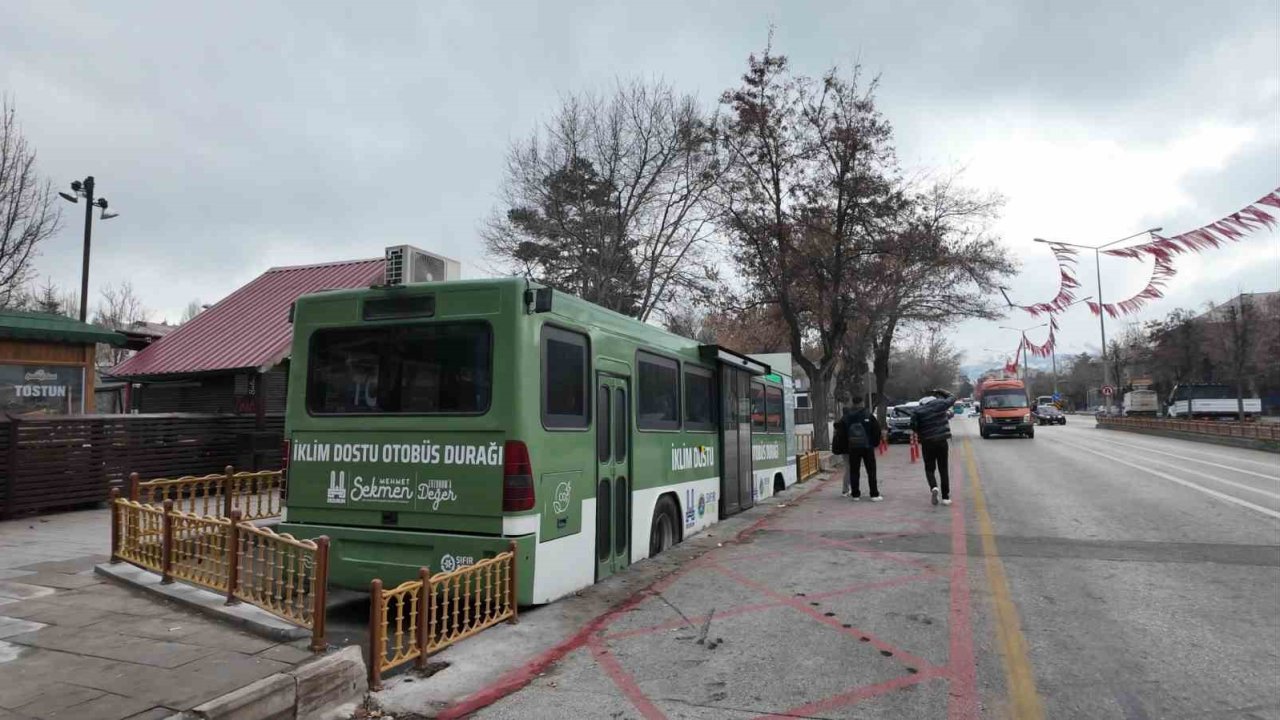 Erzurum’daki &quot;Geri Dönüşüm Temalı Otobüs Durağı&quot; projesi ilgi odağı
