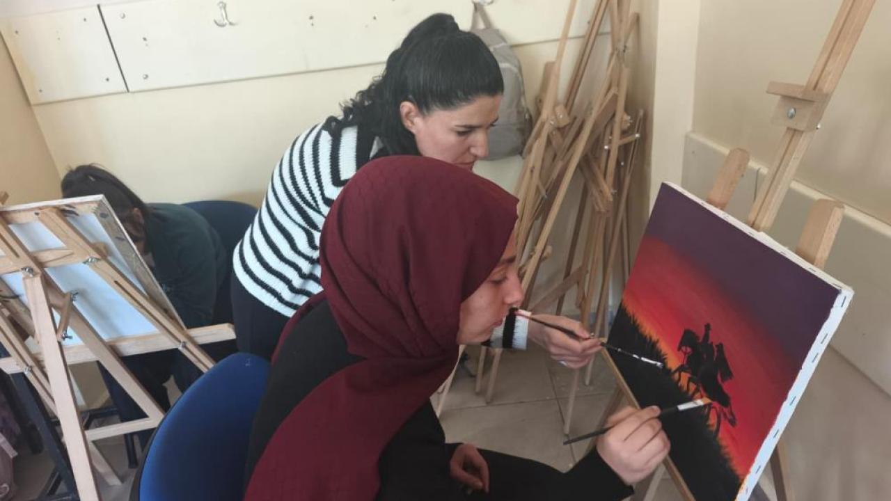 Gençler zararlı alışkanlıklardan resim yaparak uzaklaşıyor