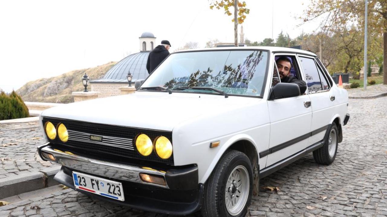 Gözü gibi baktığı aracına kimseyi galoşsuz bindirmiyor