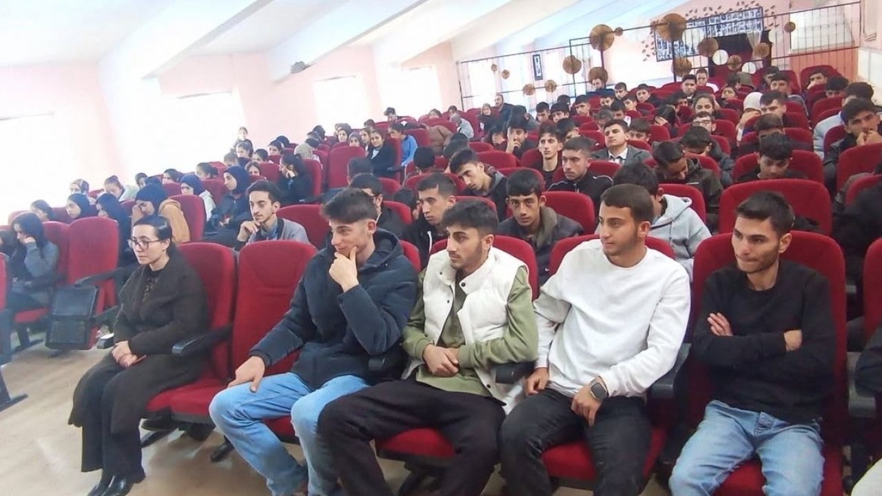 Hamur’da gençlere &quot;Hayatın ritmi namaz&quot; sunumu