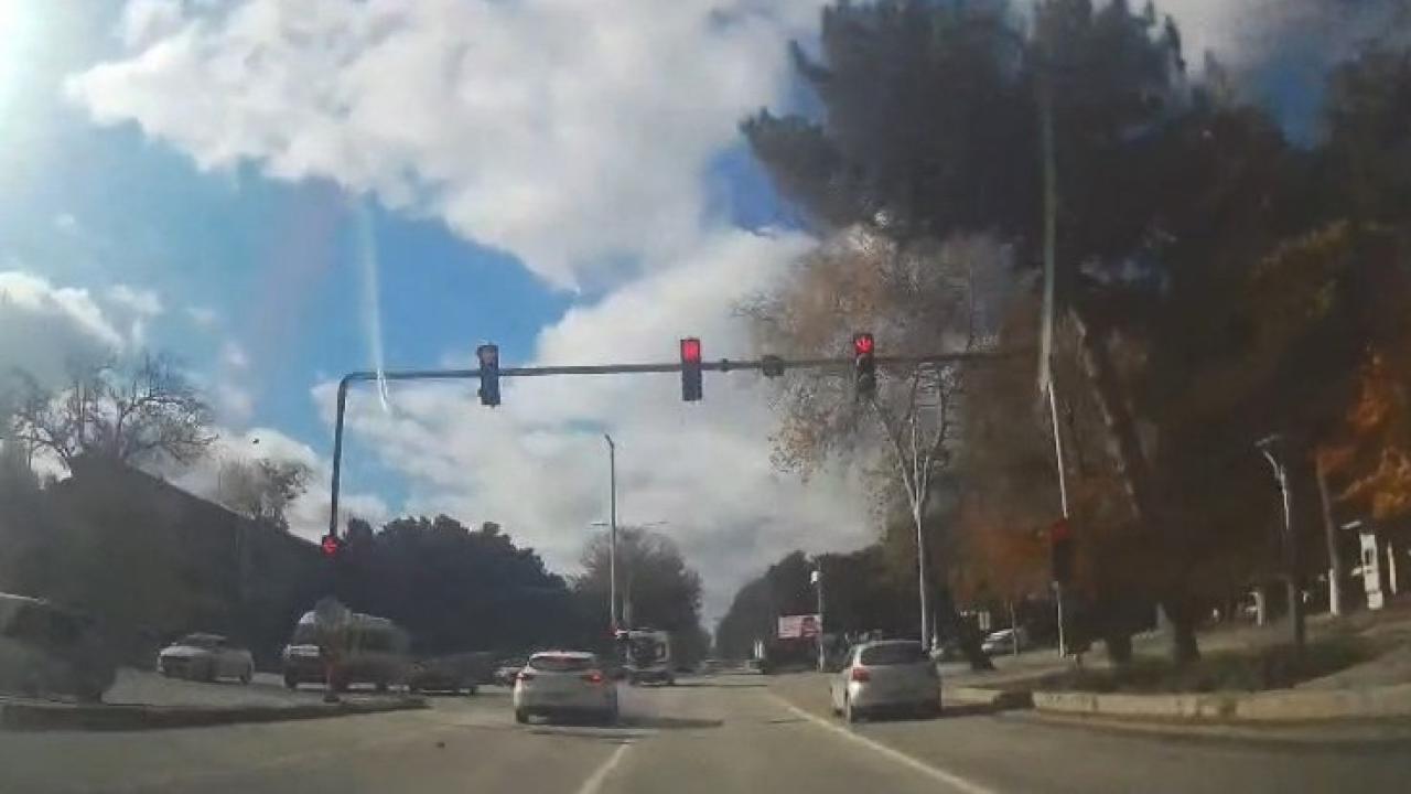 Hatalı şerit değiştiren motosiklet kazaya neden oldu