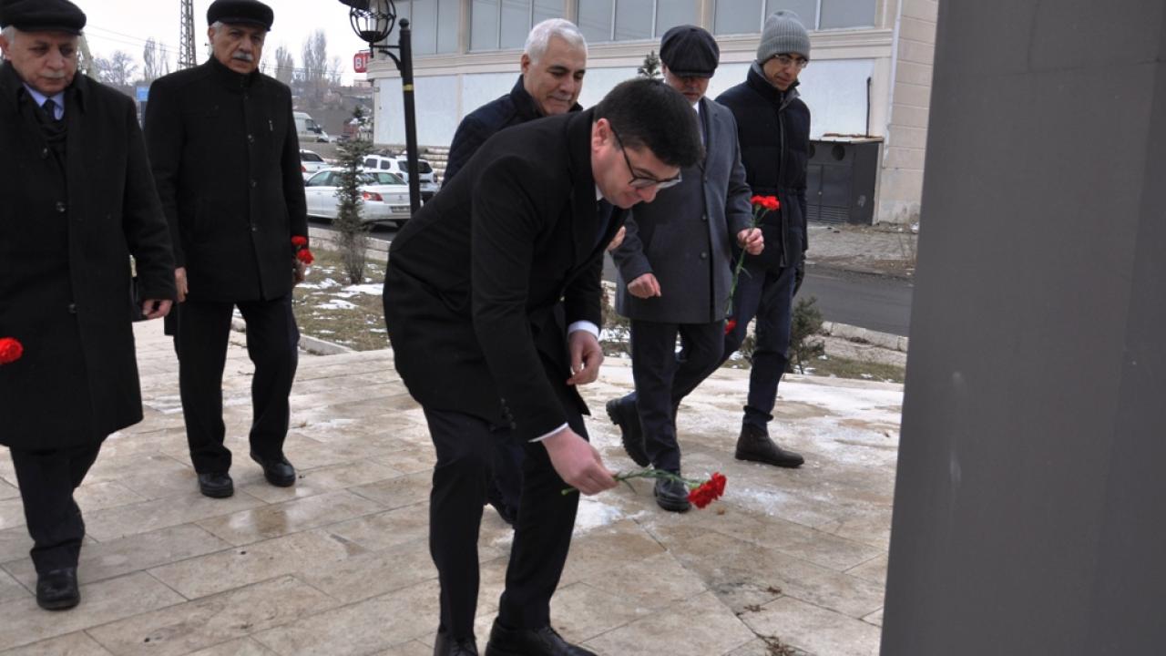 Haydar Aliyev, Kars’ta ki heykeli önünde anıldı