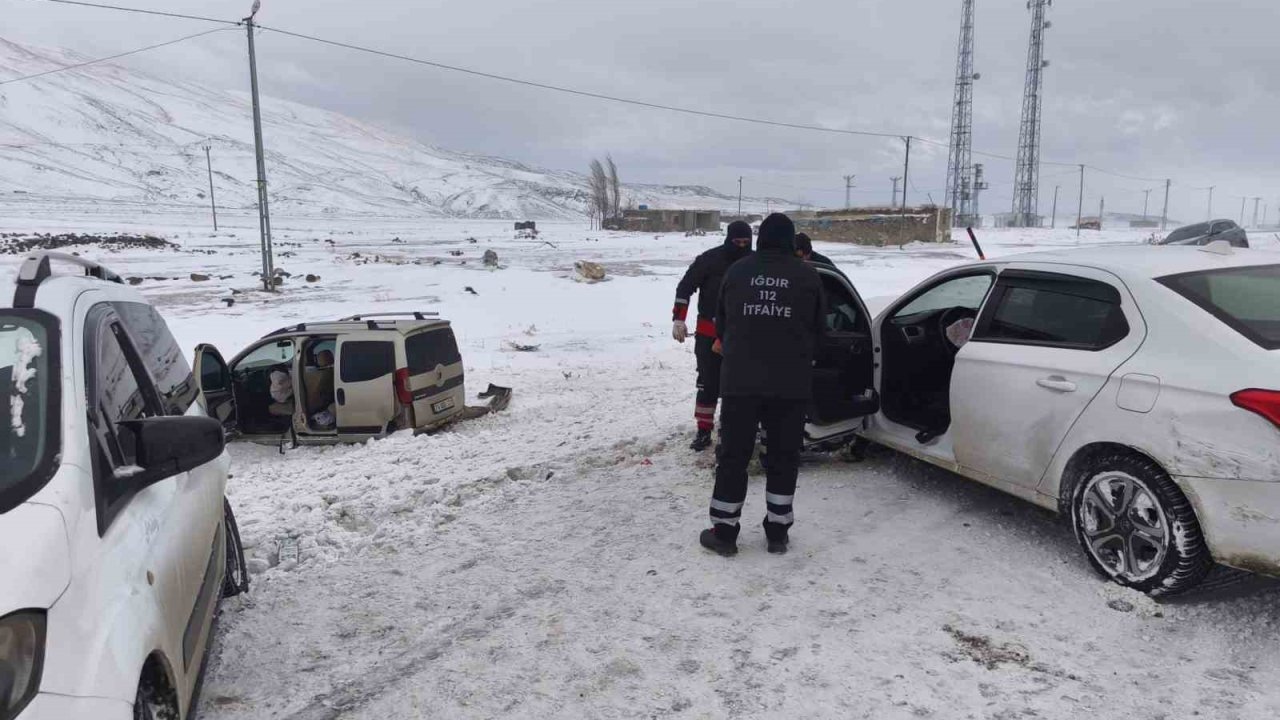 Iğdır-Doğubayazıt yolunda zincirleme kaza: 3 yaralı
