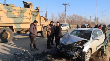 Iğdır-Halfeli yolunda otomobil ile kamyon kafa kafaya çarpıştı