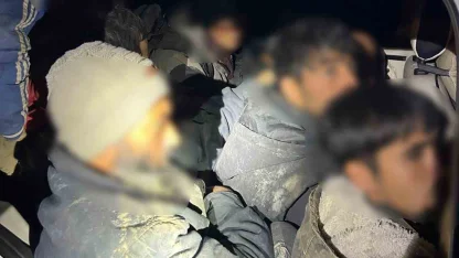 Iğdır’da bir araçta 12 düzensiz göçmen ve 2 organizatör yakalandı