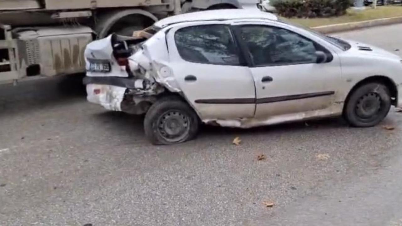 İki otomobil çarpıştı: 1'i ağır 2 yaralı