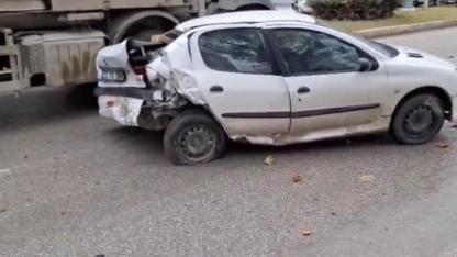 İki otomobil çarpıştı: 1'i ağır 2 yaralı