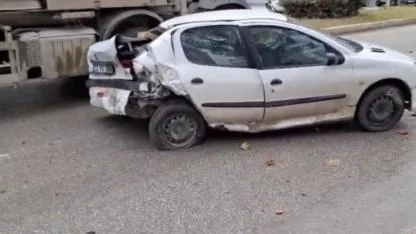 İki otomobil çarpıştı: 1'i ağır 2 yaralı