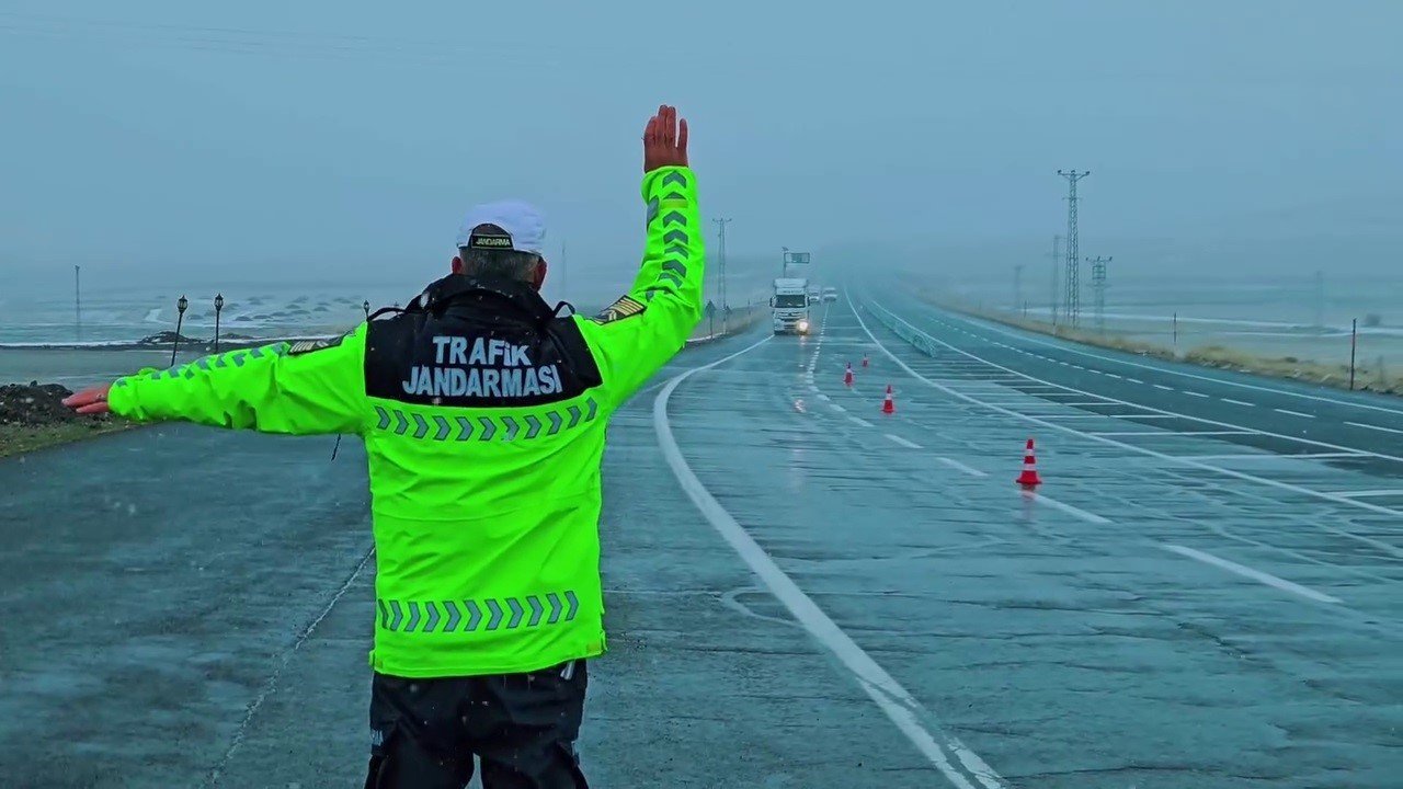 Jandarma trafik ekiplerinden kış lastiği denetimi