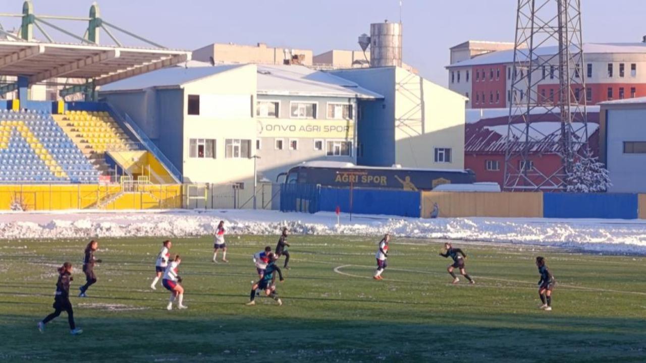 Kar ve soğuğa rağmen Ağrı Kadın Futbol Takımı’ndan 4 gollü galibiyet