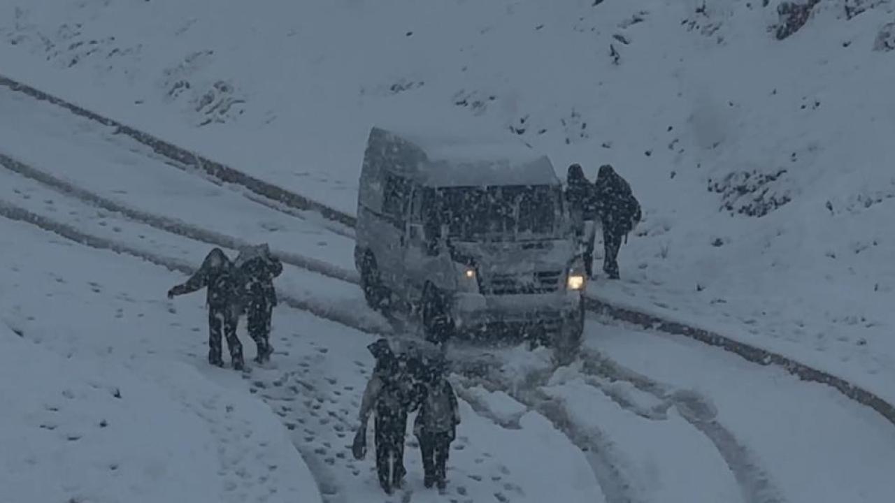 Kar yağışı nedeniyle araçlar yolda mahsur kaldı