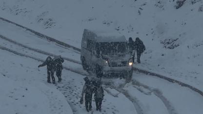 Kar yağışı nedeniyle araçlar yolda mahsur kaldı