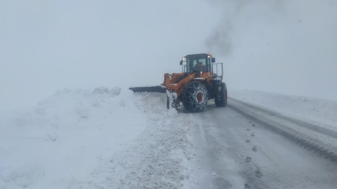 Kar yağışı nedeniyle kapanan yollar açılıyor