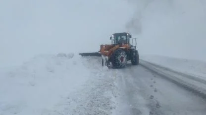 Kar yağışı nedeniyle kapanan yollar açılıyor