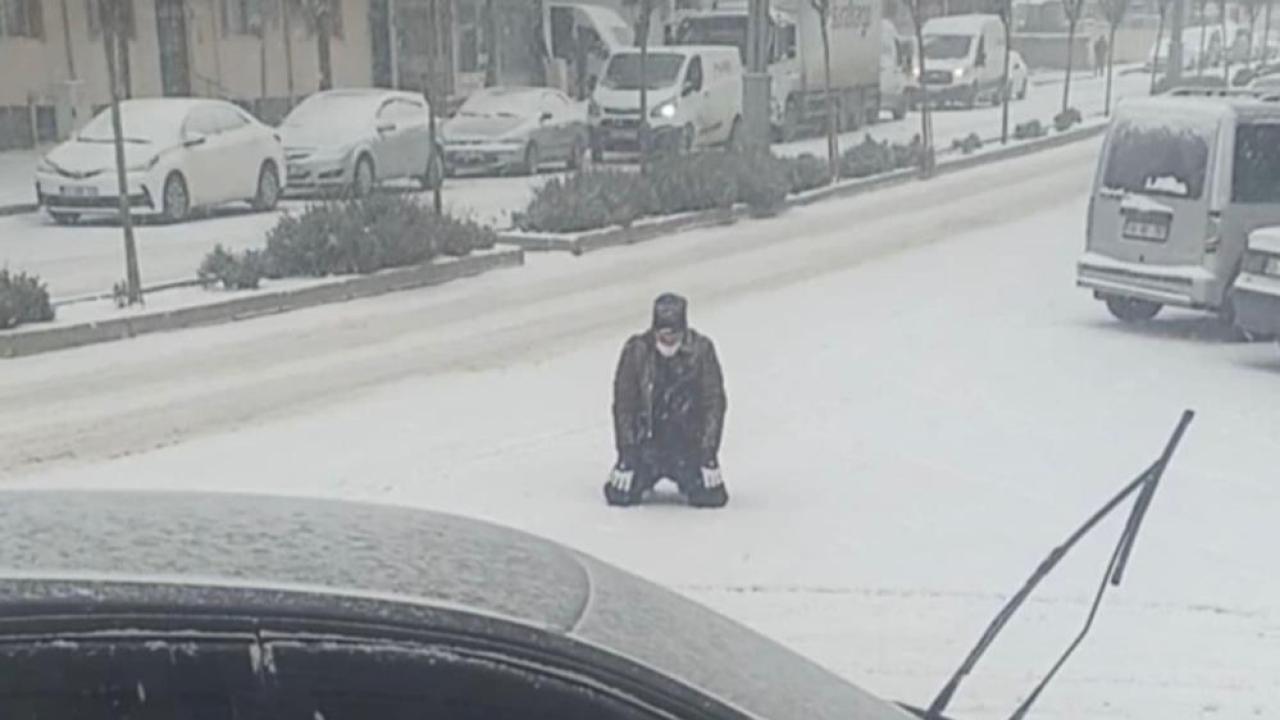Kar yağışını gören vatandaş cadde ortasında secde etti