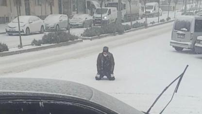 Kar yağışını gören vatandaş cadde ortasında secde etti