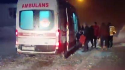 Kardan yolu kapanan köydeki hamile kadın hastaneye yetiştirildi