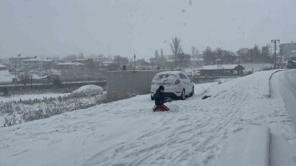 Kars beyaz gelinliğini giydi: Meteoroloji uyarmıştı, kar şehre indi