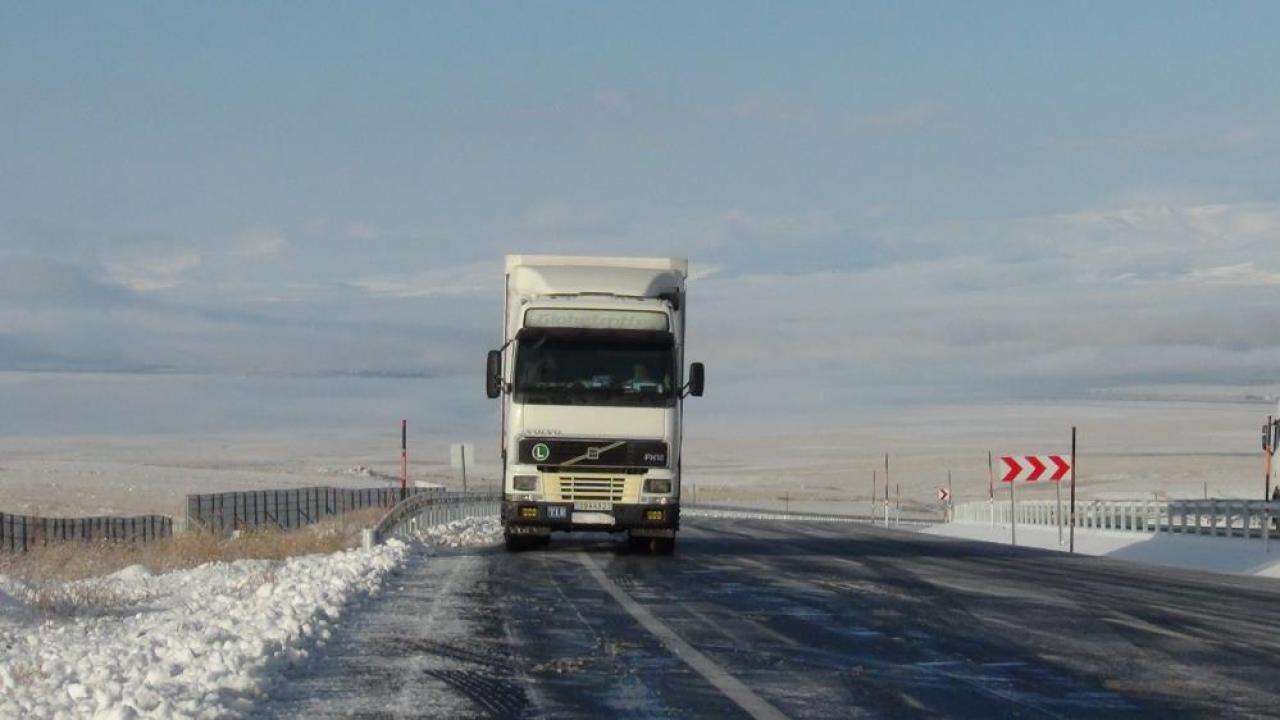 Kars beyaz örtüsünü çekti, buzlanan yolda tır kaldı