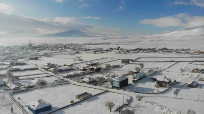 Kars beyaz örtüsünü çekti, buzlanan yolda tır kaldı