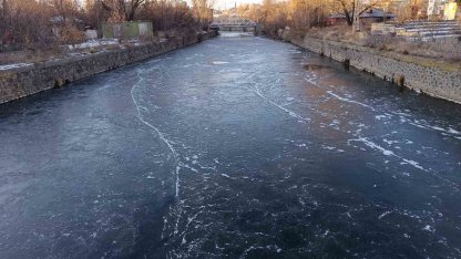 Kars Çayı buz tuttu