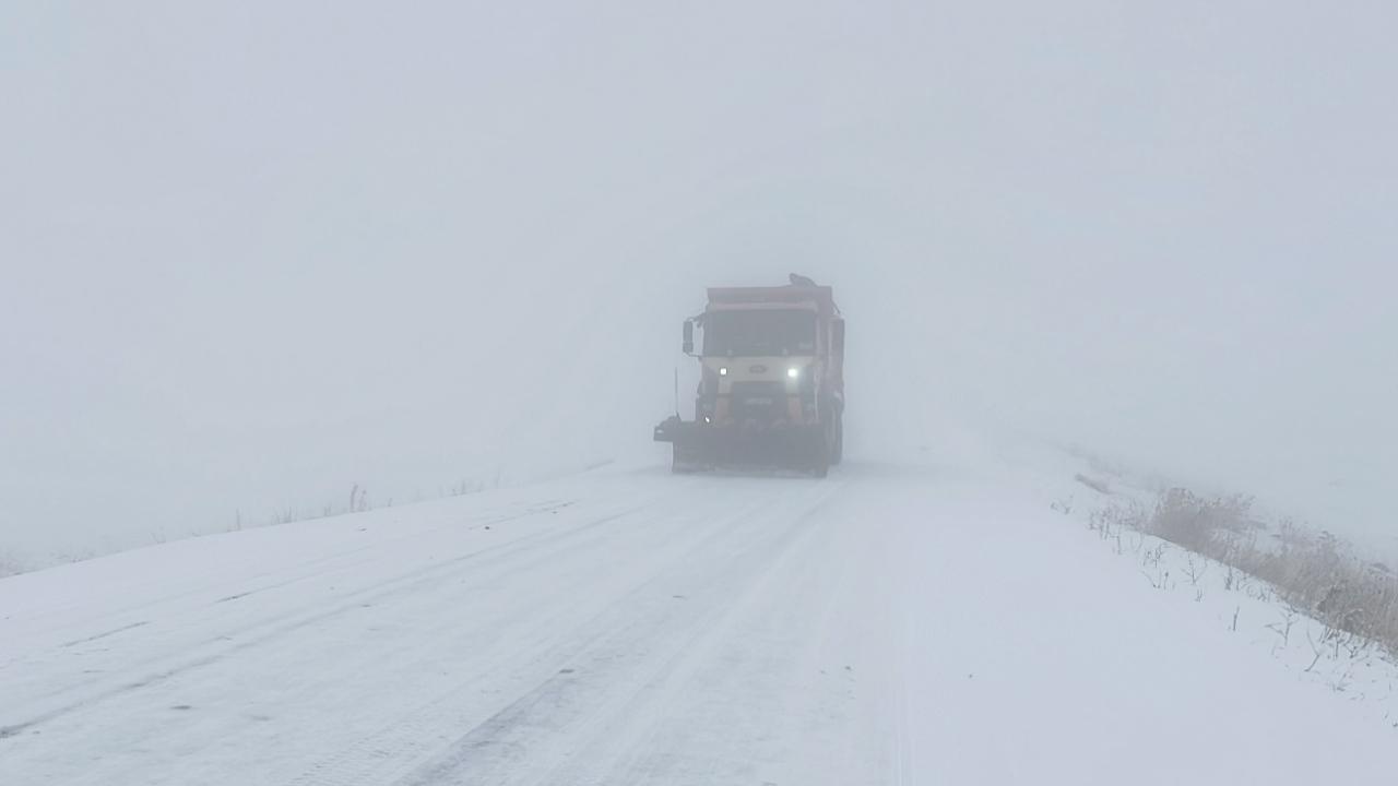 Kars-Göle kara yolunda kar ve sis ulaşımı olumsuz etkiliyor