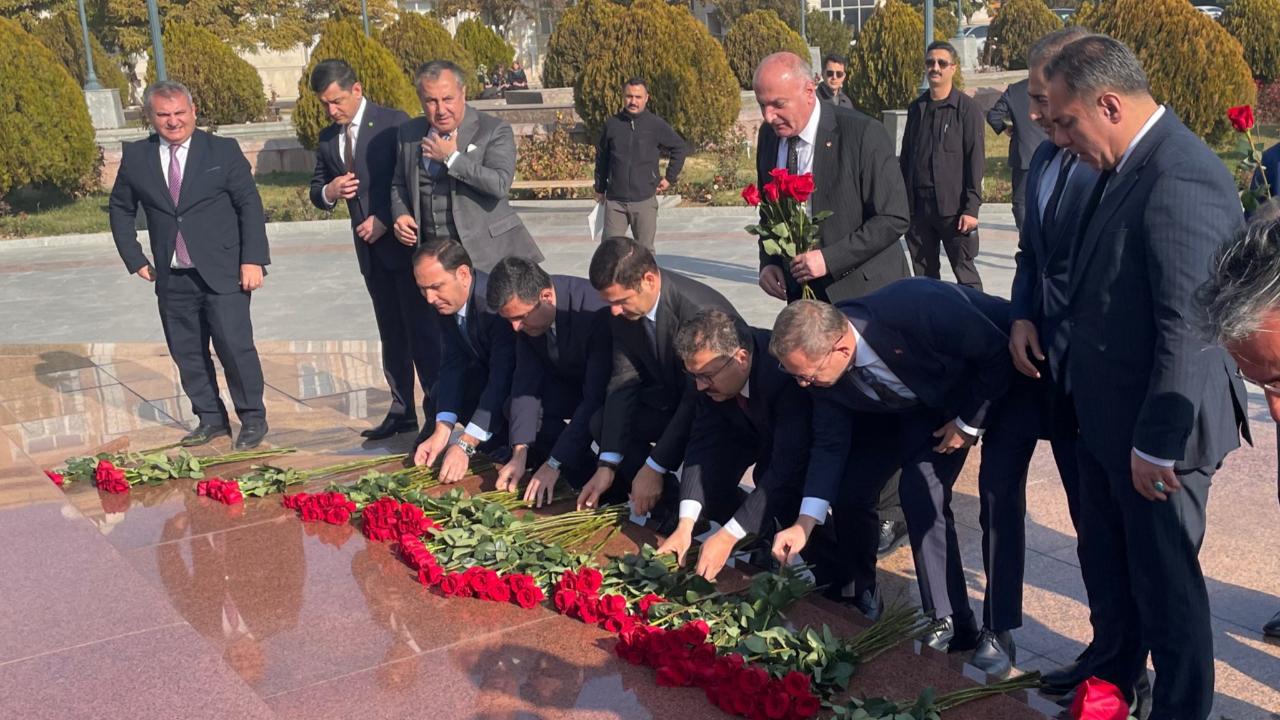 Kars heyeti Haydar Aliyev’in Anıtı’nı ziyaret etti