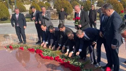 Kars heyeti Haydar Aliyev’in Anıtı’nı ziyaret etti
